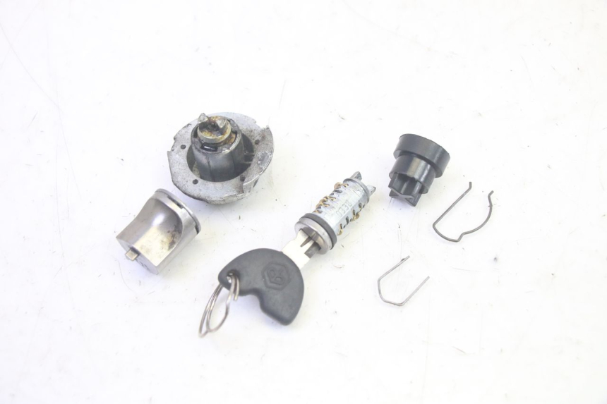 photo de KIT SERRATURA CHIAVE NEIMAN PIAGGIO ZIP 4T 50 (2018 - 2020) - Dettaglio del componente