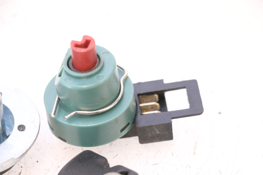 photo de KIT SERRATURA CHIAVE NEIMAN PIAGGIO ZIP 4T 50 (2018 - 2020) - Altra angolazione