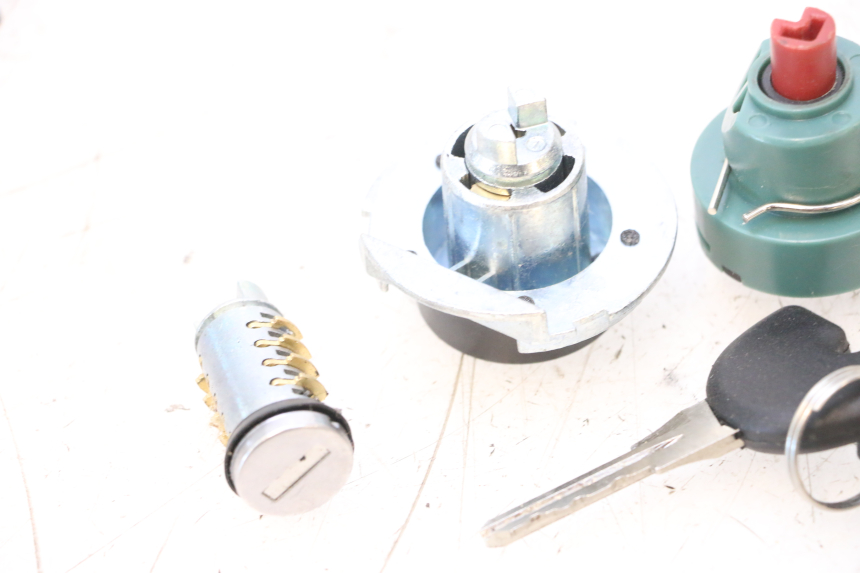 photo de KIT SERRATURA CHIAVE NEIMAN PIAGGIO ZIP 4T 50 (2018 - 2020) - Primo piano tecnico