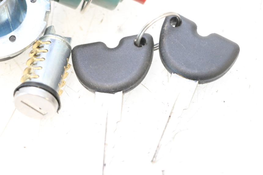 photo de KIT SERRATURA CHIAVE NEIMAN PIAGGIO ZIP 4T 50 (2018 - 2020) - Stato della superficie e materiale