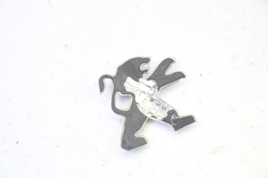 photo de LOGO MARCHIO PEUGEOT KISBEE 4T 50 (2018 - 2022) - Zoom sullo stato d'uso