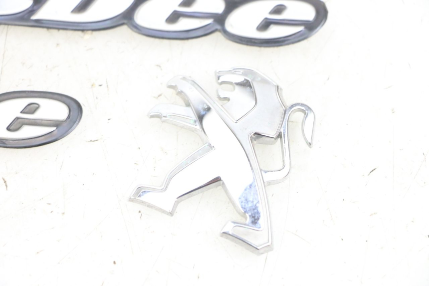 photo de LOGO MARCHIO PEUGEOT KISBEE 4T 50 (2010 - 2017) - Zoom sullo stato d'uso