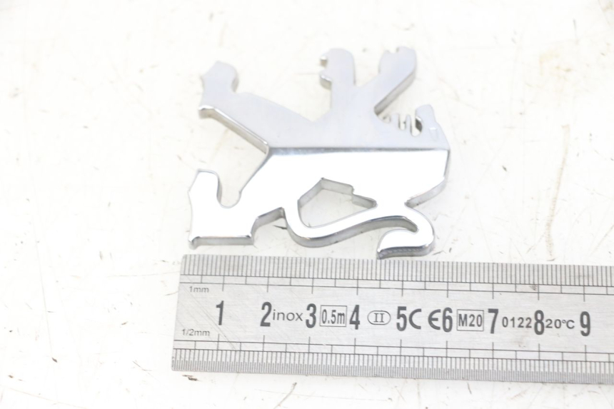 photo de LOGO MARCHIO PEUGEOT SATELIS COMPRESSOR K15 125 (2006 - 2009) - Dettaglio del componente