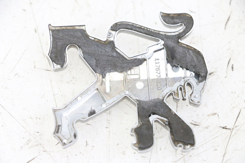 photo de LOGO MARCHIO PEUGEOT SATELIS COMPRESSOR K15 125 (2006 - 2009) - Zoom sullo stato d'uso