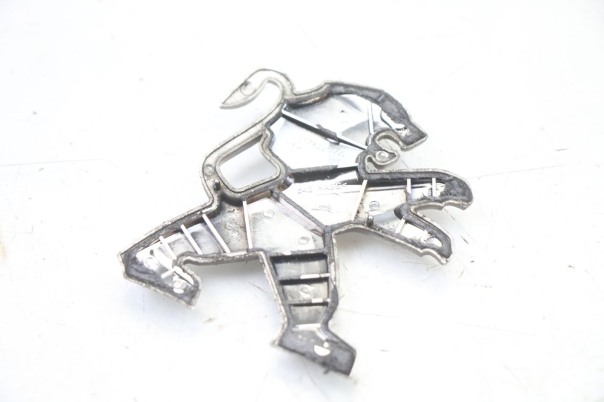 photo de LOGO MARCHIO PEUGEOT SATELIS 125 (2013 - 2018) - Zoom sullo stato d'uso