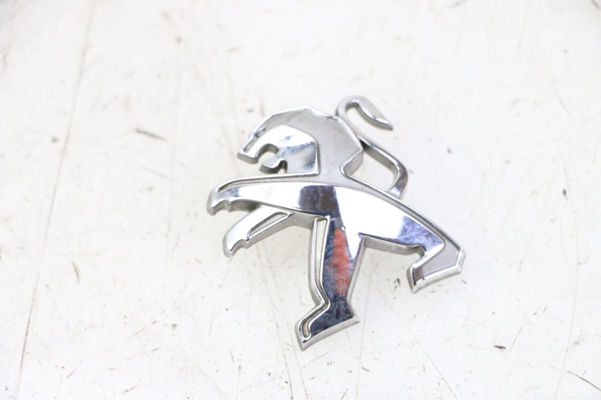 photo de LOGO MARCHIO PEUGEOT SATELIS 125 (2013 - 2018) - Altra angolazione