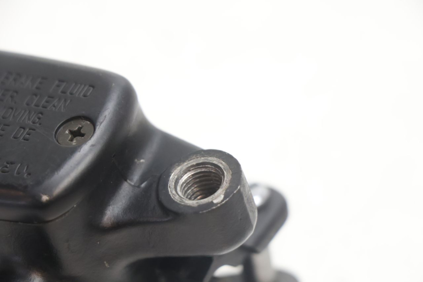 photo de POMPA FRENO ANTERIORE HONDA CB F HORNET 600 (2005 - 2006) - Primo piano tecnico
