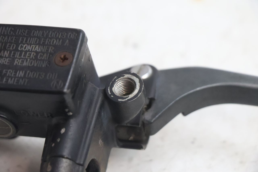 photo de POMPA FRENO ANTERIORE HONDA CB TWO FIFTY 250 (1991 - 2002) - Primo piano tecnico