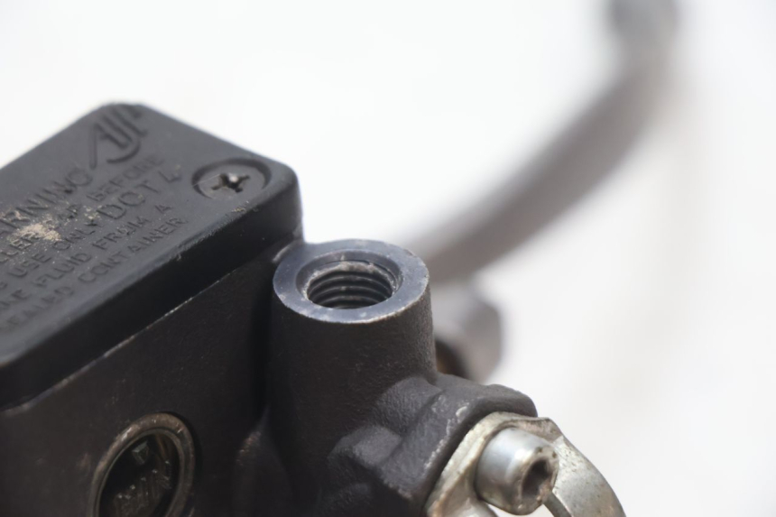 photo de POMPA FRENO ANTERIORE HM HONDA CRM DERAPAGE RR 50 (2006 - 2017) - Primo piano tecnico
