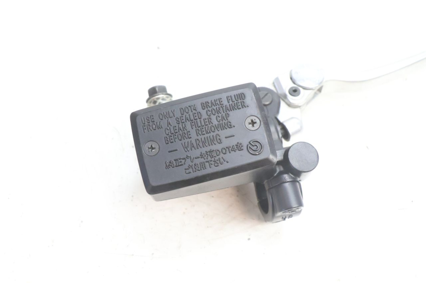 photo de POMPA FRENO ANTERIORE YAMAHA FZ8 800 (2010 - 2016) - Primo piano tecnico