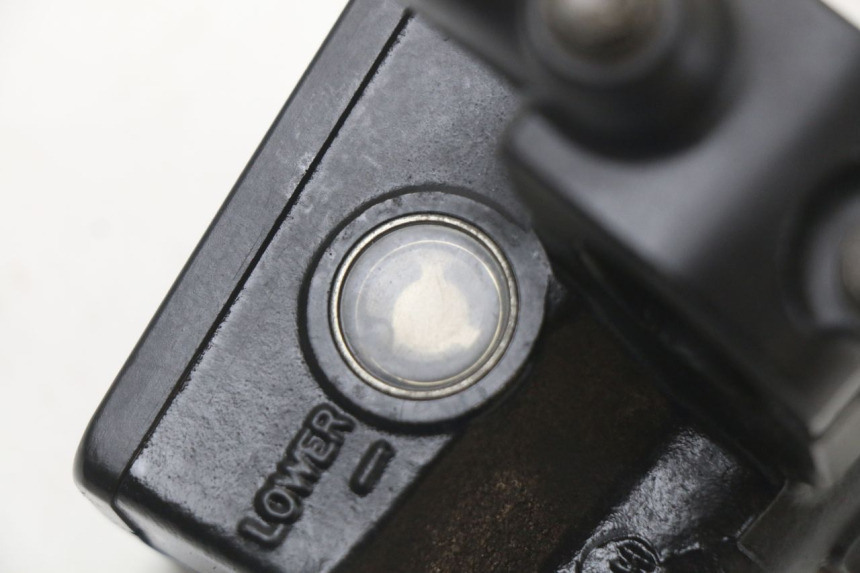 photo de POMPA FRENO ANTERIORE SUZUKI GZ MARAUDER 125 (1998 - 2004) - Dettagli dei punti di fissaggio