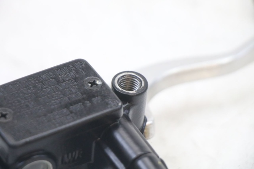 photo de CILINDRO PRINCIPALE ANTERIORE HONDA PCX (JF57/JF64) 125 (2014 - 2018) - Altra angolazione