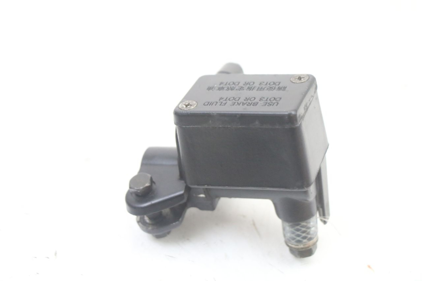 photo de POMPA FRENO ANTERIORE KYMCO PEOPLE S 125 (2000 - 2008) - Altra angolazione