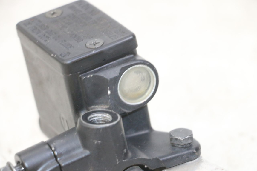 photo de POMPA FRENO ANTERIORE PEUGEOT SATELIS 125 (2013 - 2018) - Primo piano tecnico