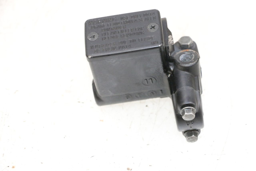 photo de POMPA FRENO ANTERIORE PEUGEOT SATELIS 125 (2013 - 2018) - Primo piano tecnico