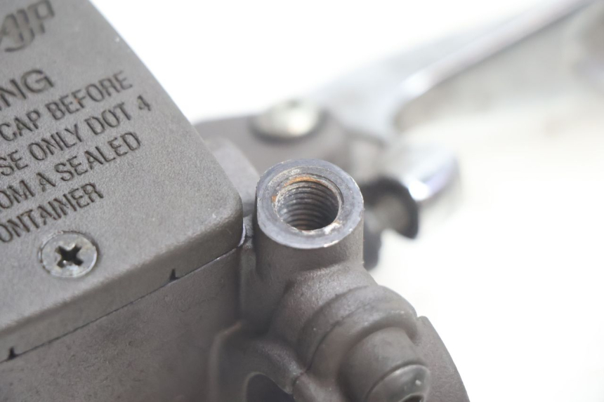 photo de MASTERCYLINDER ANTERIORE PEUGEOT SATELIS 125 (2006 - 2009) - Zoom sullo stato d'uso
