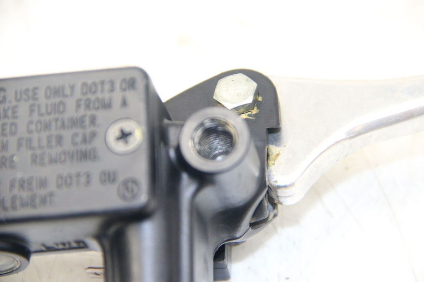 photo de MASTERCYLINDER ANTERIORE HONDA VISION NSC R 50 (2013 - 2015) - Primo piano tecnico