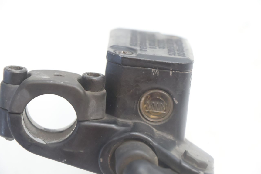 photo de MASTERCYLINDER ANTERIORE YAMAHA YP MAJESTY 125 (2002 - 2006) - Stato della superficie e materiale
