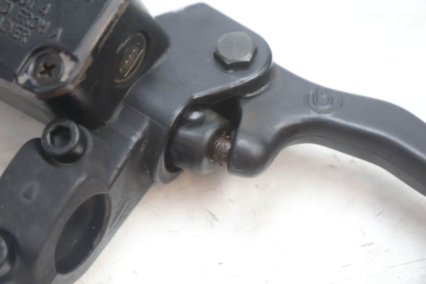 photo de MASTERCYLINDER ANTERIORE YAMAHA YP MAJESTY 125 (2002 - 2006) - Primo piano tecnico