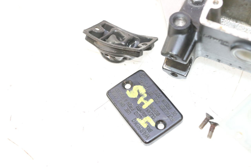photo de MASTERCYLINDER FRENO POSTERIORE SUZUKI BURGMAN 125 (2007 - 2014) - Ispezione visiva dettagliata