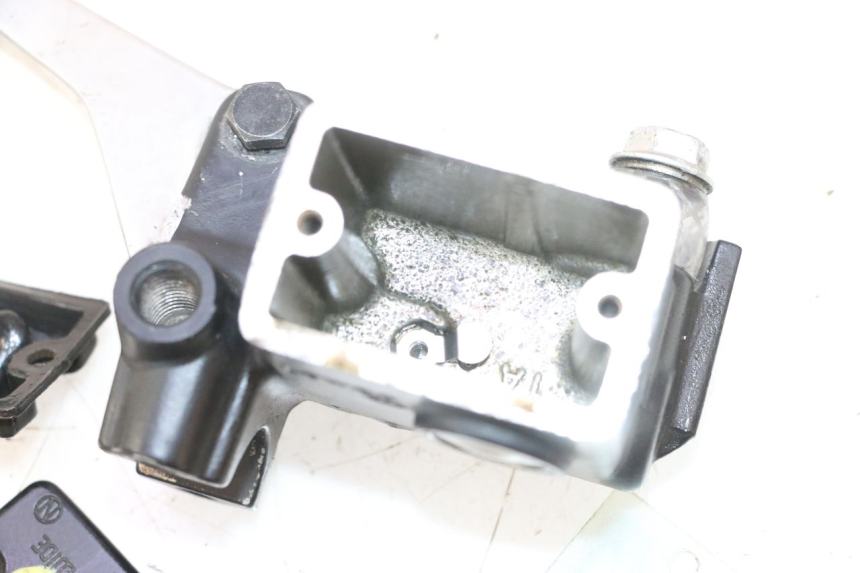 photo de MASTERCYLINDER FRENO POSTERIORE SUZUKI BURGMAN 125 (2007 - 2014) - Focus sulla struttura