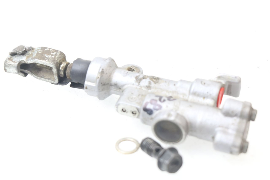 photo de POMPA FRENO POSTERIORE HONDA CRF CR-F 450 (2001 - 2005) - Primo piano tecnico