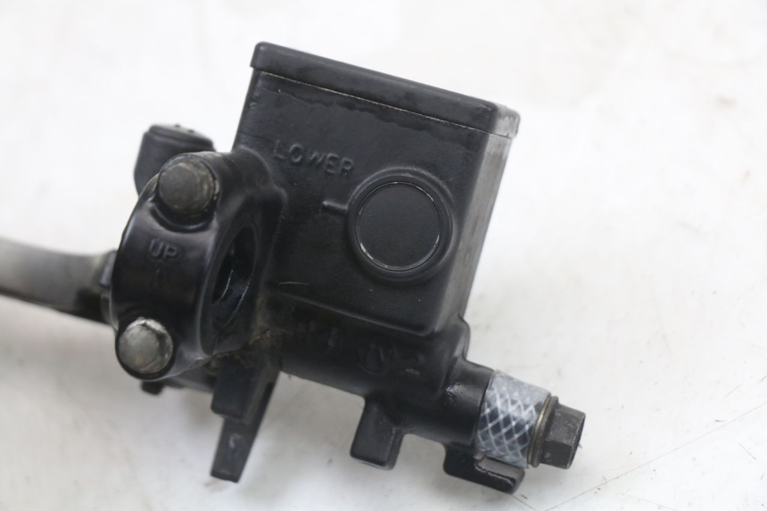 photo de CILINDRO PRINCIPALE POSTERIORE HONDA FES S-WING SWING 125 (2007 - 2015) - Primo piano tecnico