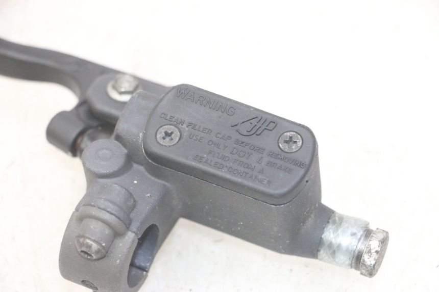 photo de POMPA FRENO POSTERIORE PEUGEOT JET FORCE CARBU 50 (2003 - 2016) - Primo piano tecnico