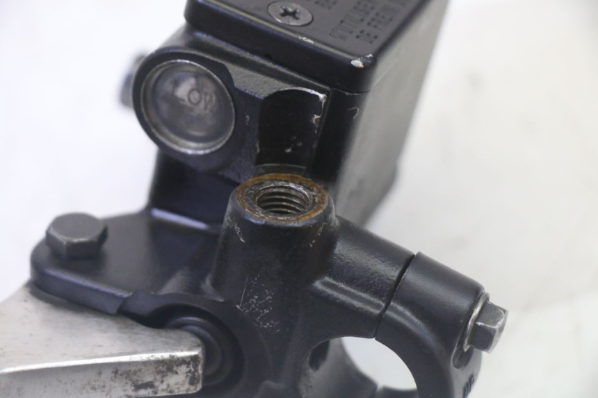 photo de CILINDRO PRINCIPALE FRENO POSTERIORE PEUGEOT SATELIS 125 (2013 - 2018) - Altra angolazione