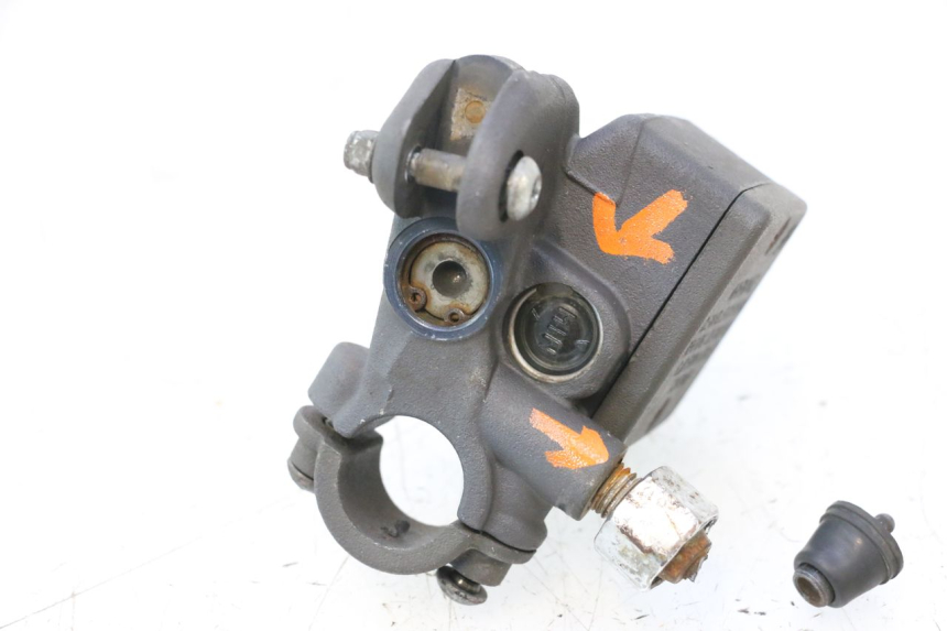 photo de MASTERCYLINDER FRENO POSTERIORE PEUGEOT SATELIS 125 (2006 - 2009) - Primo piano tecnico