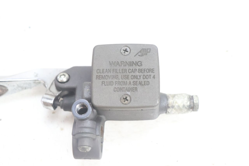 photo de MASTERCYLINDER FRENO POSTERIORE PEUGEOT SATELIS 125 (2006 - 2009) - Primo piano tecnico