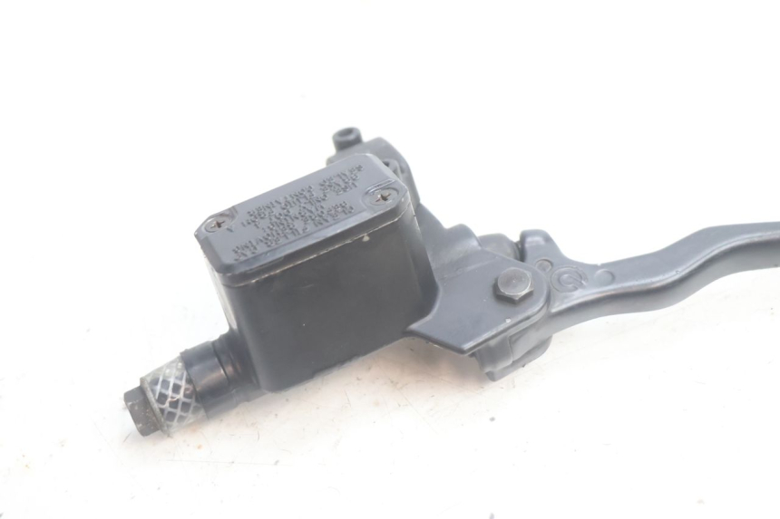 photo de MASTERCYLINDER FRENO POSTERIORE YAMAHA YP MAJESTY 125 (2002 - 2006) - Primo piano tecnico