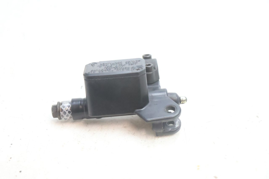 photo de MASTERCYLINDER FRENO POSTERIORE YAMAHA YP MAJESTY 125 (2002 - 2006) - Altra angolazione