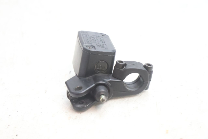 photo de MASTERCYLINDER FRENO POSTERIORE YAMAHA YP MAJESTY 125 (2002 - 2006) - Primo piano tecnico