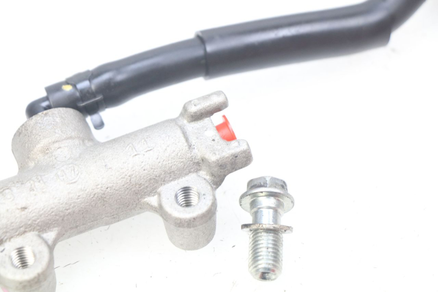 photo de MASTERCYLINDER FRENO POSTERIORE KAWASAKI Z 650 (2016 - 2019) - Primo piano tecnico