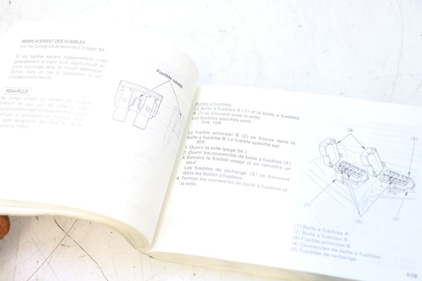 photo de MANUALE D'USO HONDA FJS SILVER WING SILVERWING 400 (2005 - 2008) - Dettagli dei punti di fissaggio