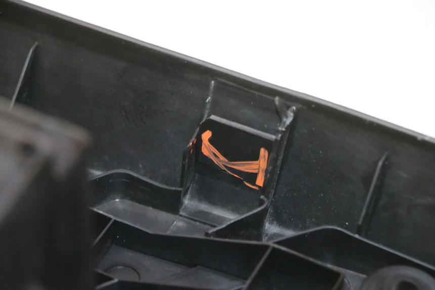 photo de CARENA PEDANA KYMCO AGILITY NAKED RENOUVO 2T 50 (2011 - 2018) - Dettagli dei punti di fissaggio