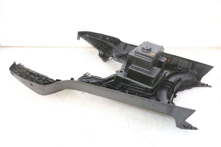 photo de CARENA PEDANA KYMCO AGILITY NAKED RENOUVO 2T 50 (2011 - 2018) - Stato della superficie e materiale