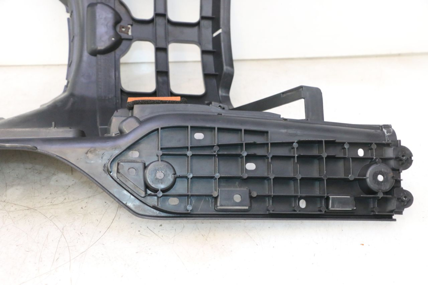 photo de CARENA PEDANA SUZUKI BURGMAN EXECUTIVE ABS 650 (2006 - 2012) - Focus sulla struttura