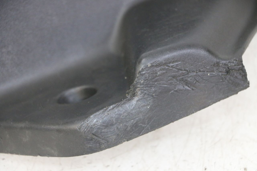 photo de CARENA PEDANA DESTRA PEUGEOT ELYSEO 125 (1999 - 2004) - Dettagli dei punti di fissaggio