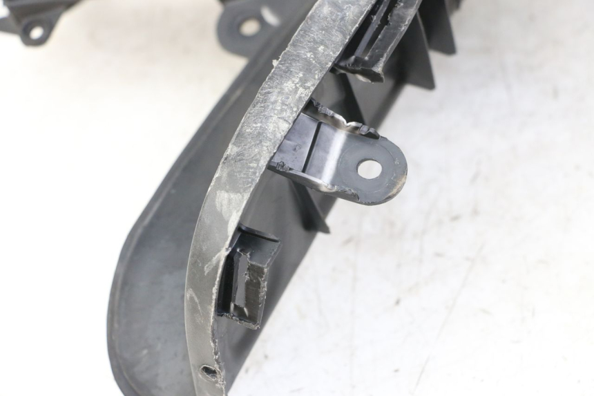 photo de CARENA PEDANA DESTRA KYMCO GRAND DINK 125 (2008 - 2014) - Dettagli dei punti di fissaggio