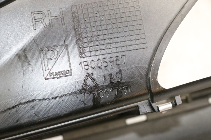 photo de CARENA PEDANA DESTRA PIAGGIO MP3 HPE 300 (2019 - 2026) - Dettaglio del componente