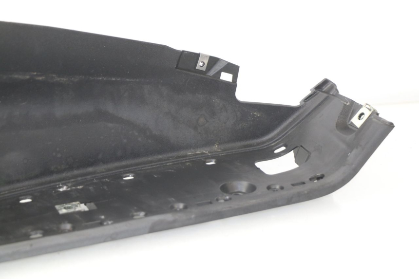 photo de Pedana destra PIAGGIO MP3 LT 300 (2010 - 2016) - Dettagli dei punti di fissaggio