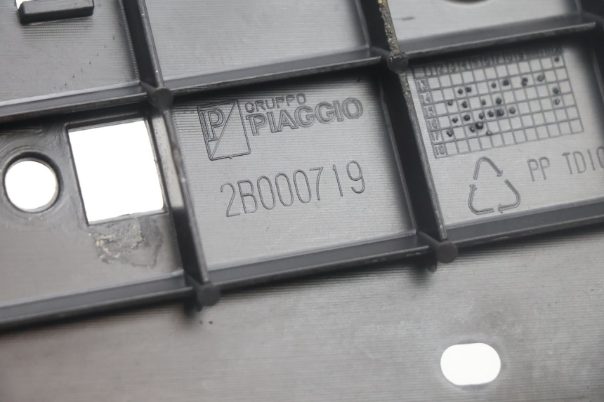 photo de CARENA PEDANA DESTRA PIAGGIO MP3 500 (2016 - 2018) - Stato della superficie e materiale