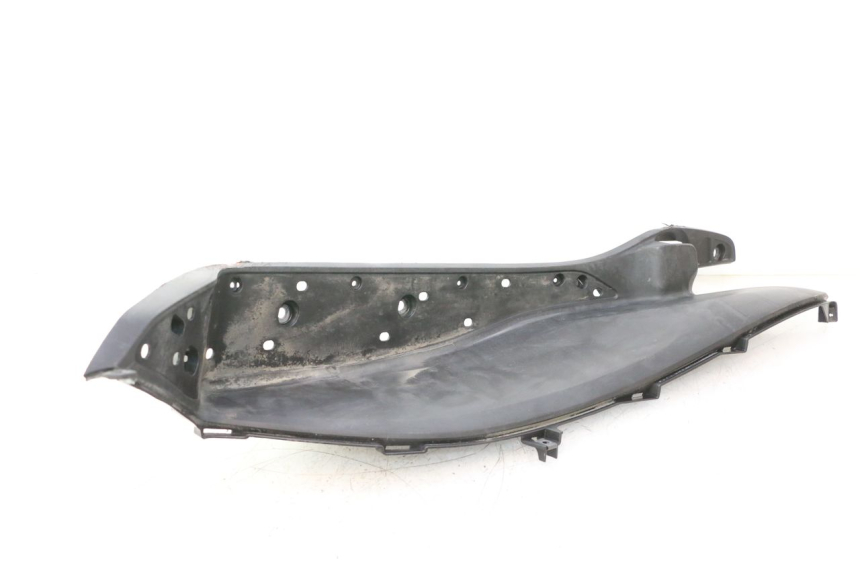 photo de CARENA PEDANA DESTRA HONDA PCX (JF28) 125 (2009 - 2011) - Dettagli dei punti di fissaggio
