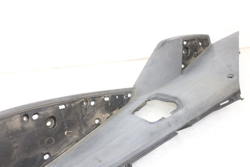 photo de CARENA PEDANA DESTRA PEUGEOT SATELIS 250 (2006 - 2012) - Zoom sullo stato d'uso