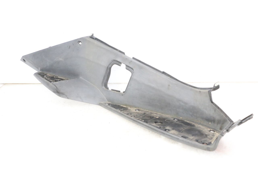 photo de CARENA PEDANA DESTRA PEUGEOT SATELIS 250 (2006 - 2012) - Dettagli dei punti di fissaggio