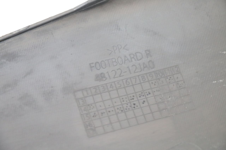 photo de CARENA PEDANA DESTRA SUZUKI BURGMAN 125 (2015 - 2017) - Dettagli dei punti di fissaggio