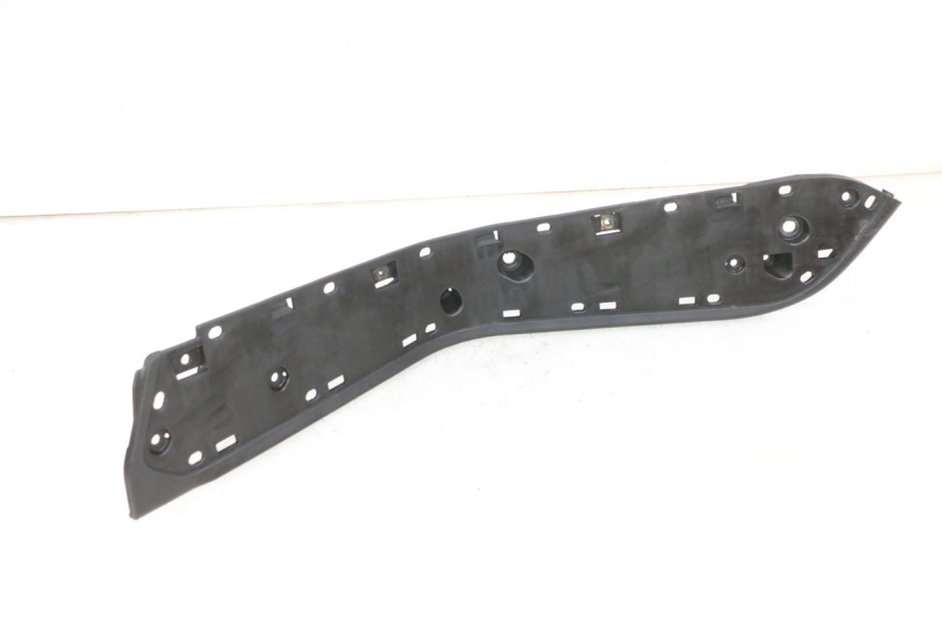 photo de PEDANA SINISTRA SUZUKI BURGMAN 650 (2013 - 2020) - Dettagli dei punti di fissaggio