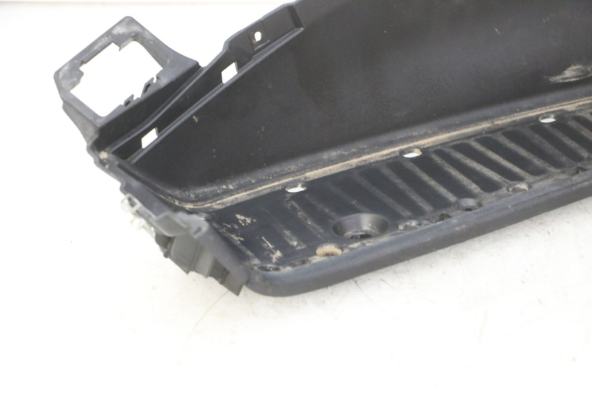 photo de CARENA PEDANA SINISTRA PIAGGIO MP3 RL 250 (2006 - 2010) - Dettagli dei punti di fissaggio